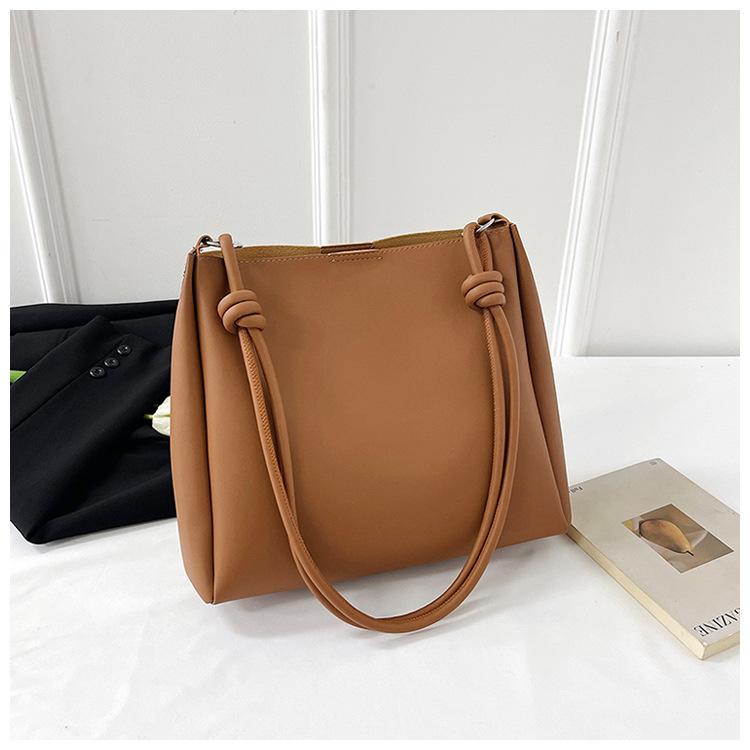 Fashionable retro large bag women s 2025 new casual large-capacity tote bag commuter shoulder crossbody bag
Fashionable retro large bag women s 2025 new casual large-capacity tote bag commuter shoulder crossbody bag