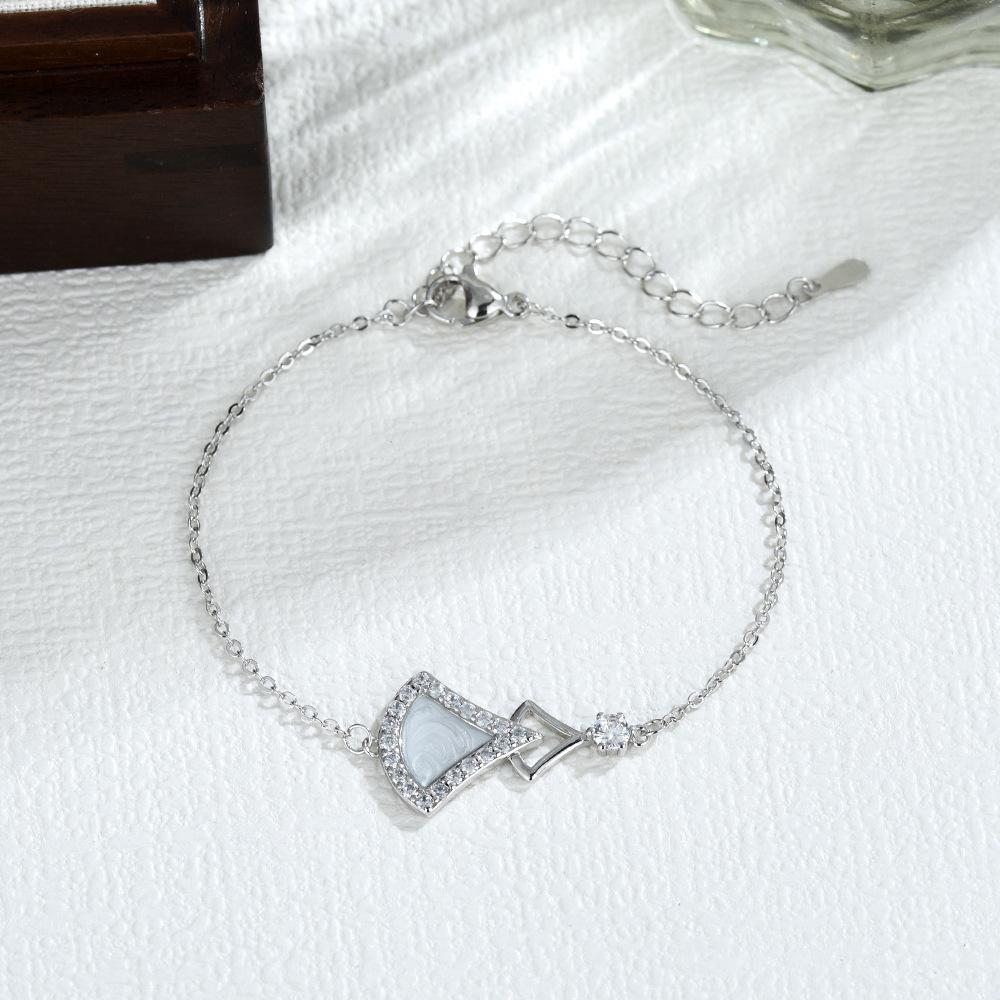 Live Japanese and Korean fan-shaped white fritillary skirt bracelet feeling bracelet hand jewelry
Live Japanese and Korean fan-shaped white fritillary skirt bracelet feeling bracelet hand jewelry