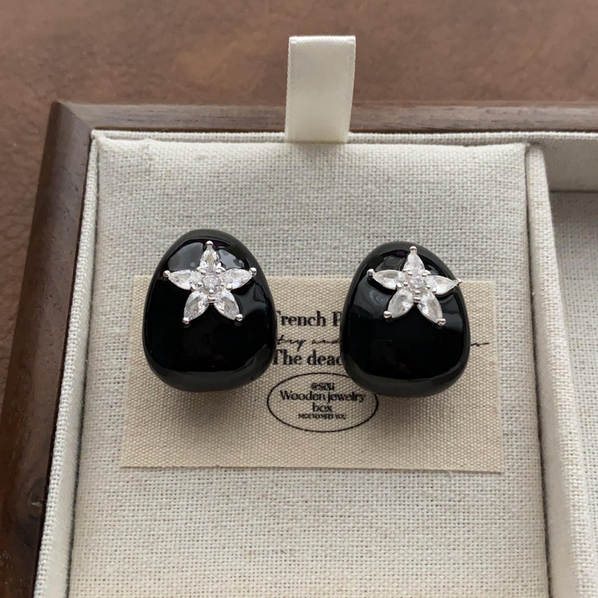 Retro light luxury classic water drop earrings, unique star zircon drop glaze earrings, fashionable high-end exquisite daily earrings.
Retro light luxury classic water drop earrings, unique star zircon drop glaze earrings, fashionable high-end exquisite daily earrings.