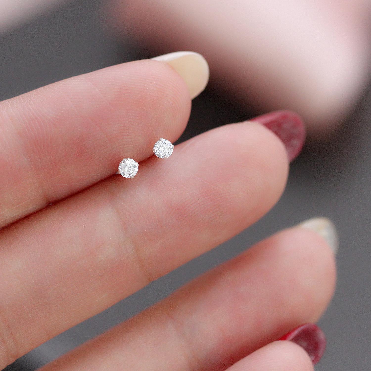 Простые и базовые мини-серьги с четырьмя лапками 2,5 мм со стразами. Универсальные серьги для мужчин и женщин. Парные серьги.
Простые и базовые мини-серьги с четырьмя лапками 2,5 мм со стразами. Универсальные серьги для мужчин и женщин. Парные серьги.