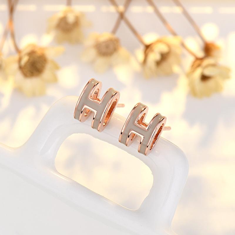 Новый продукт, трендовые женские нишевые дизайнерские серьги, простые, маленькие и изысканные серьги цвета H, высококачественные серьги-иглы H
Новый продукт, трендовые женские нишевые дизайнерские серьги, простые, маленькие и изысканные серьги цвета H, высококачественные серьги-иглы H