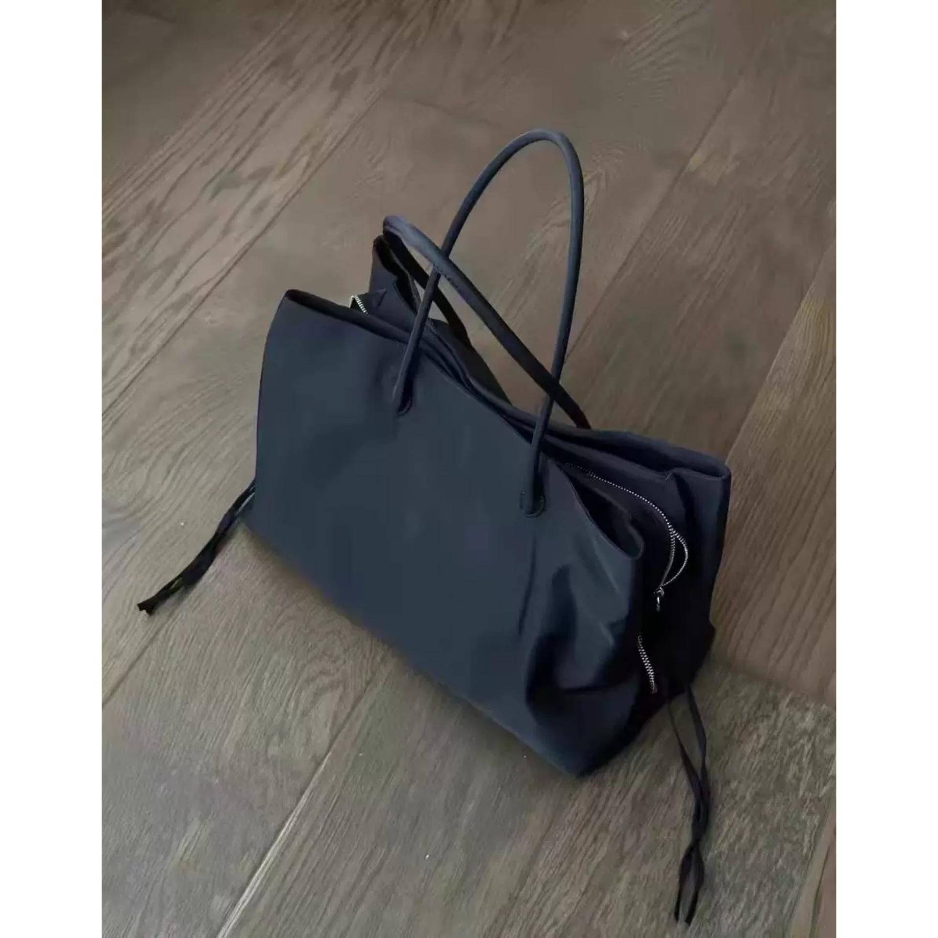 New Niche Color Blocking Lightweight Travel Nylon Tote Bag with Multiple Compartments and Large Capacity Single Shoulder Bag чорний
New Niche Color Blocking Lightweight Travel Nylon Tote Bag with Multiple Compartments and Large Capacity Single Shoulder Bag чорний