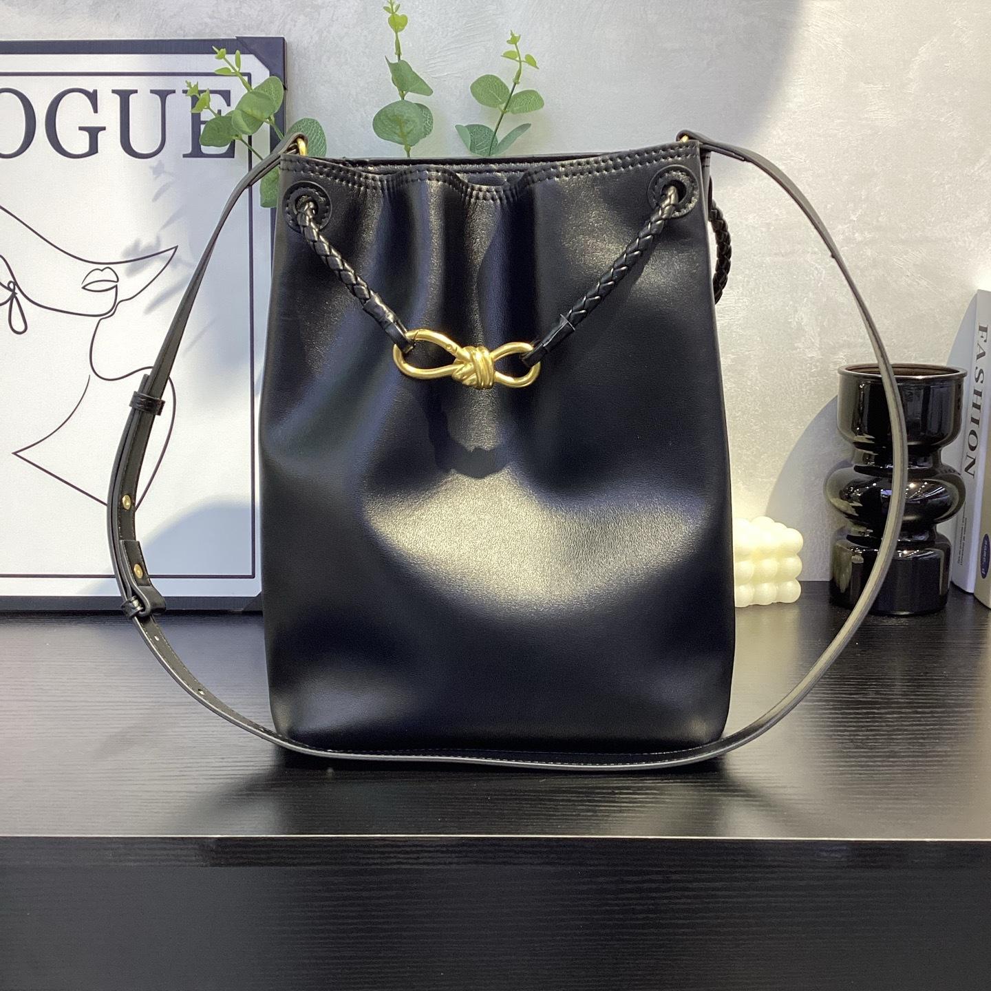 2025 New Fashionable Versatile Bow Leather Classic Flat Commuter Large Capacity Bucket Crossbody Single 34X24X12cm чорний
2025 New Fashionable Versatile Bow Leather Classic Flat Commuter Large Capacity Bucket Crossbody Single 34X24X12cm чорний