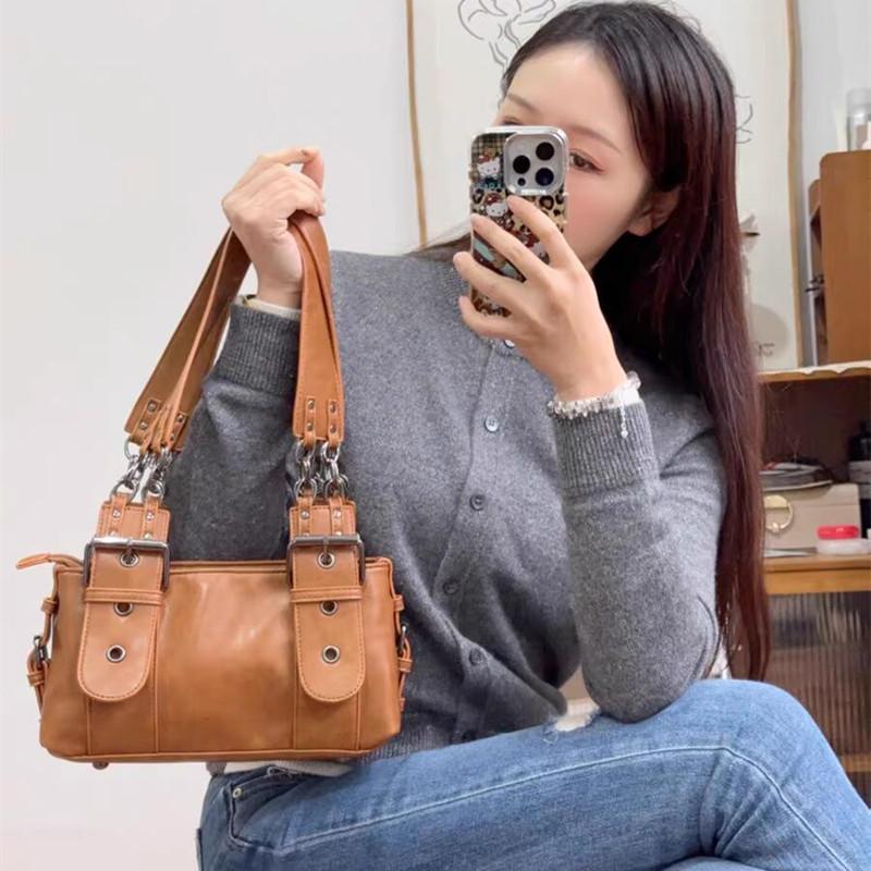 2025 Women Retro Large Capacity Shoulder Underarm Bag Brand Luxury American Style Tote Bags New Fashion Designer Female Handbags
2025 Women Retro Large Capacity Shoulder Underarm Bag Brand Luxury American Style Tote Bags New Fashion Designer Female Handbags
