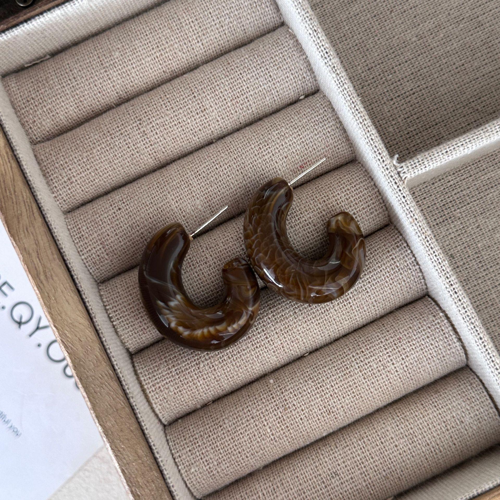 Stylish Retro Coffee C-Shape Resin Earrings for Women - Elegant, High-End, Versatile Hong Kong Style Studs
Stylish Retro Coffee C-Shape Resin Earrings for Women - Elegant, High-End, Versatile Hong Kong Style Studs