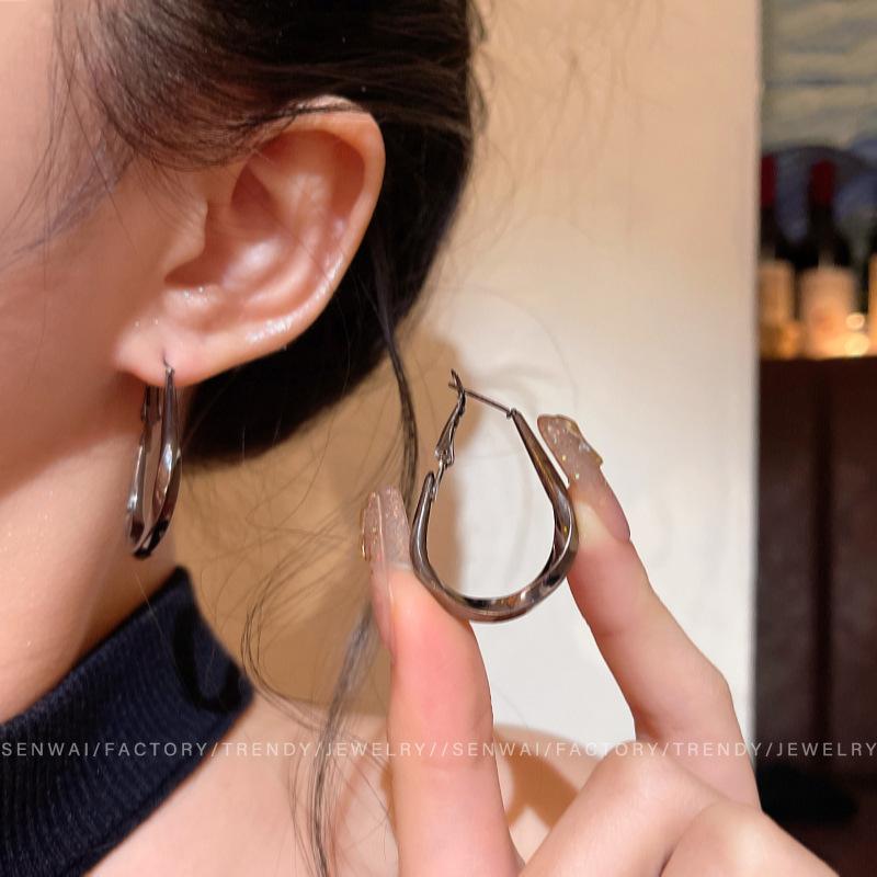 Gun black oval spiral water drop earrings women s new popular high-end simple stud earrings ear jewelry
Gun black oval spiral water drop earrings women s new popular high-end simple stud earrings ear jewelry