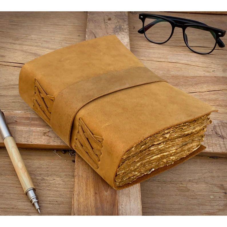 Винтажный кожаный журнал ручной работы - Пустая Книга Теней для заклинаний, Журнал Гримуар, Дорожный блокнот для записей, Бумага с рваными краями, Застежка-замок 7 x 5 in
Винтажный кожаный журнал ручной работы - Пустая Книга Теней для заклинаний, Журнал Гримуар, Дорожный блокнот для записей, Бумага с рваными краями, Застежка-замок 7 x 5 in