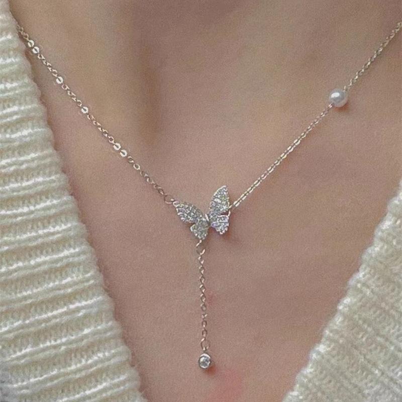 Модное ожерелье-бабочка для женщин, женские ювелирные изделия, циркониевая цепочка на ключицу, креативный простой милый кулон, оптовая продажа
Модное ожерелье-бабочка для женщин, женские ювелирные изделия, циркониевая цепочка на ключицу, креативный простой милый кулон, оптовая продажа
