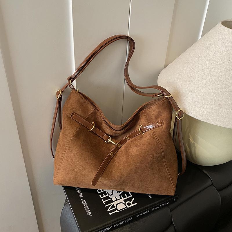 Large-capacity commuter bag women s bag 2025 new autumn style less beautiful simple and fashionable shoulder tote bag коричневий
Large-capacity commuter bag women s bag 2025 new autumn style less beautiful simple and fashionable shoulder tote bag коричневий