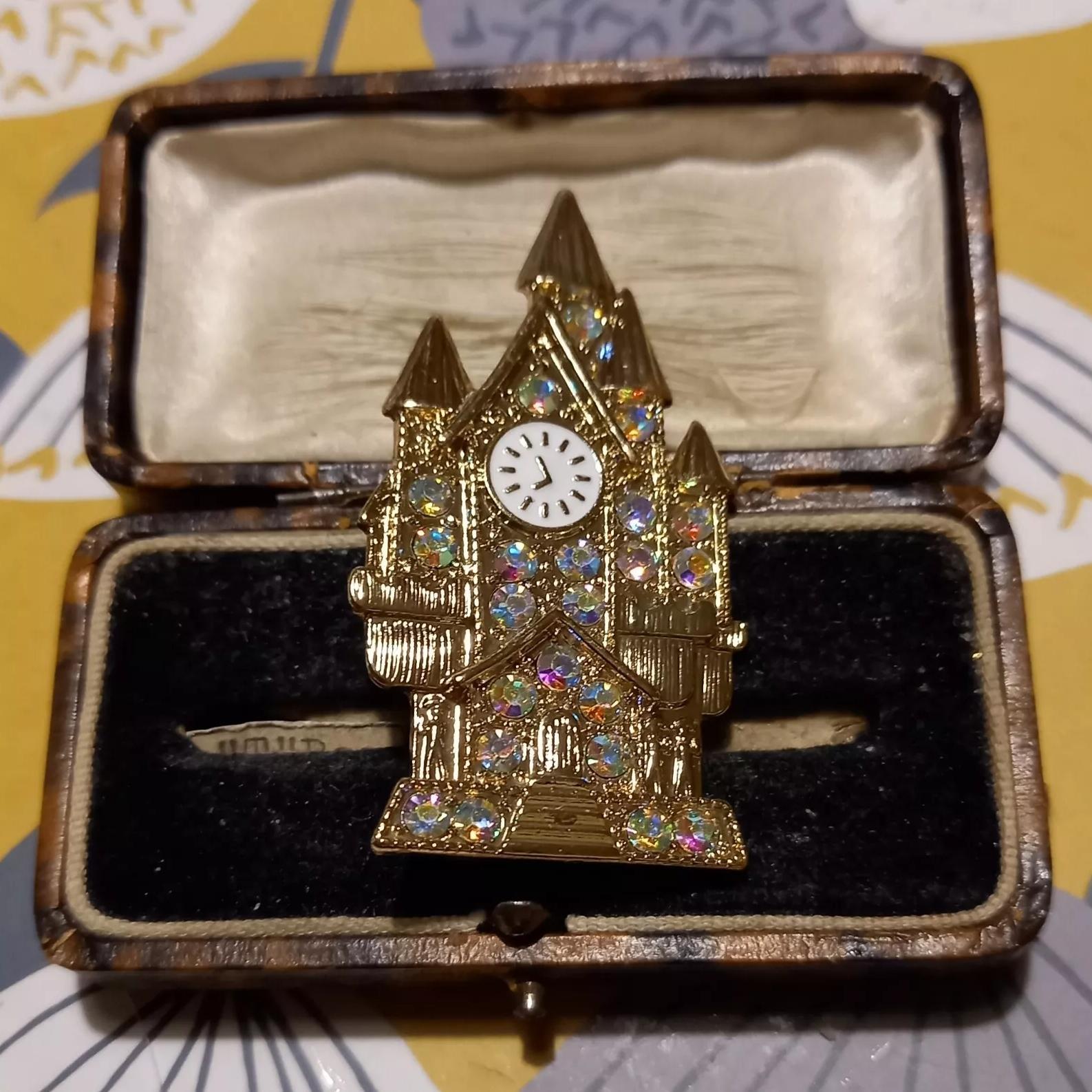 Exquisite Women Men Fashion Crystal Building Dazzle Brooch Badges Vintage Style Lady Retro Rhinestone Castle Pin Accessories
Exquisite Women Men Fashion Crystal Building Dazzle Brooch Badges Vintage Style Lady Retro Rhinestone Castle Pin Accessories