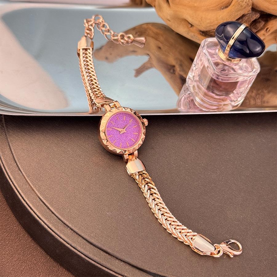 Цепочка Круглый Маленький Циферблат Нишевый Темперамент Регулируемая Пряжка Маленькие Золотые Часы Женские Кварцевые Часы розы красного
Цепочка Круглый Маленький Циферблат Нишевый Темперамент Регулируемая Пряжка Маленькие Золотые Часы Женские Кварцевые Часы розы красного