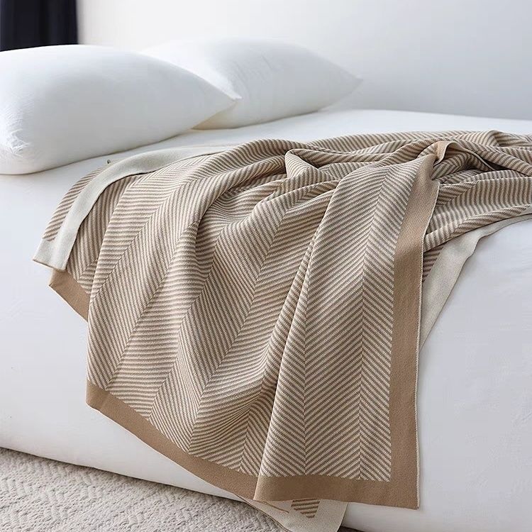Nordic Minimalist Knitted Summer Nap Air-Conditioning Throw Blanket Bed Runner Drape Yarn Blanket Sofa Throw 130x170cm
Nordic Minimalist Knitted Summer Nap Air-Conditioning Throw Blanket Bed Runner Drape Yarn Blanket Sofa Throw 130x170cm