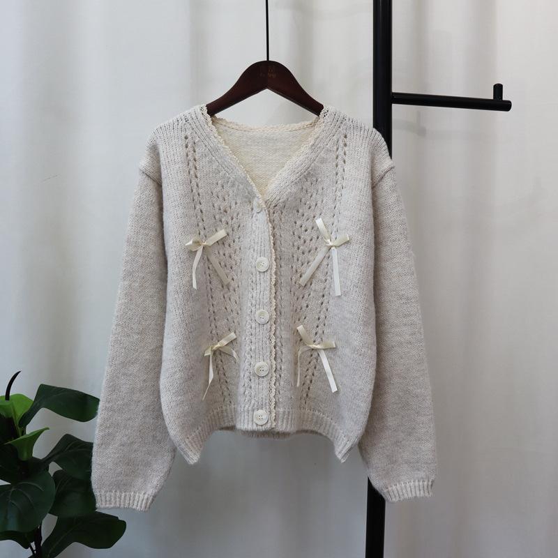Полый бант вязаный кардиган осень и зима новый свободный V-образный вырез милый мягкий восковой свитер куртка женская one size fits all
Полый бант вязаный кардиган осень и зима новый свободный V-образный вырез милый мягкий восковой свитер куртка женская one size fits all