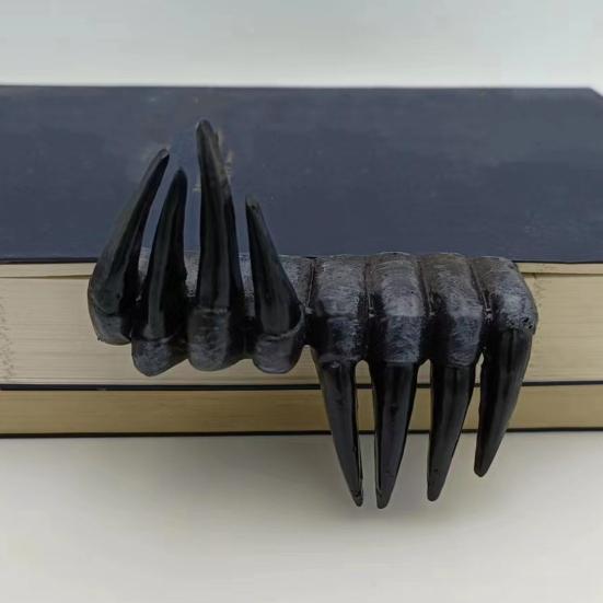 Demon Hands Bookmark 3D Gothic Resin Creepy Hands Bookmark Bookshelf Ornament Halloween Decor Gift for Book Lovers 1pc
Demon Hands Bookmark 3D Gothic Resin Creepy Hands Bookmark Bookshelf Ornament Halloween Decor Gift for Book Lovers 1pc