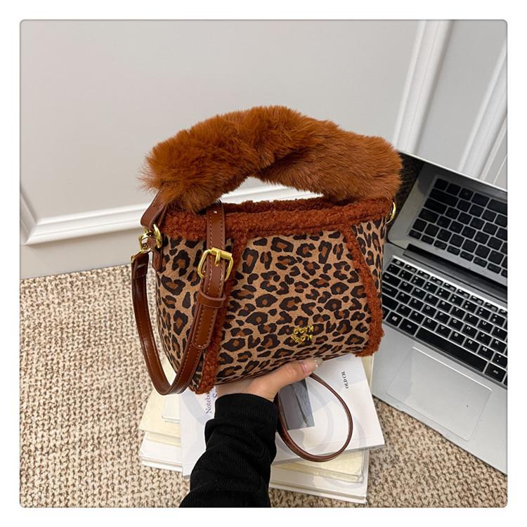 Нишевая дизайнерская сумка-ведро женская 2025 новая высококлассная плюшевая сумка-ведро с леопардовым принтом, сумка через плечо, сумка-мессенджер цветной печати леопарда
Нишевая дизайнерская сумка-ведро женская 2025 новая высококлассная плюшевая сумка-ведро с леопардовым принтом, сумка через плечо, сумка-мессенджер цветной печати леопарда