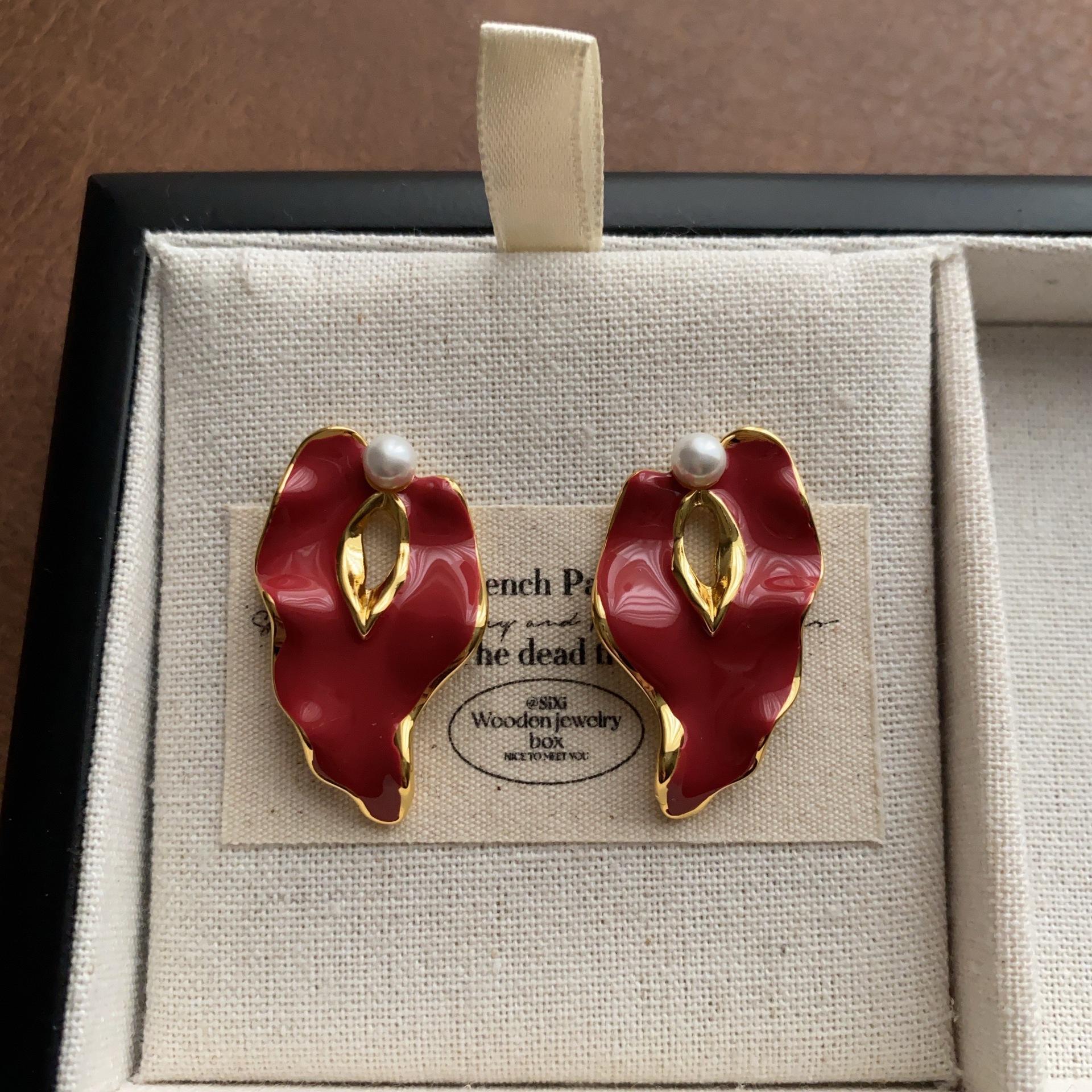 Color three-dimensional enamel calla lily pearl stud earrings, sweet, cool, advanced, niche, fashionable, fresh and light luxury earrings.
Color three-dimensional enamel calla lily pearl stud earrings, sweet, cool, advanced, niche, fashionable, fresh and light luxury earrings.