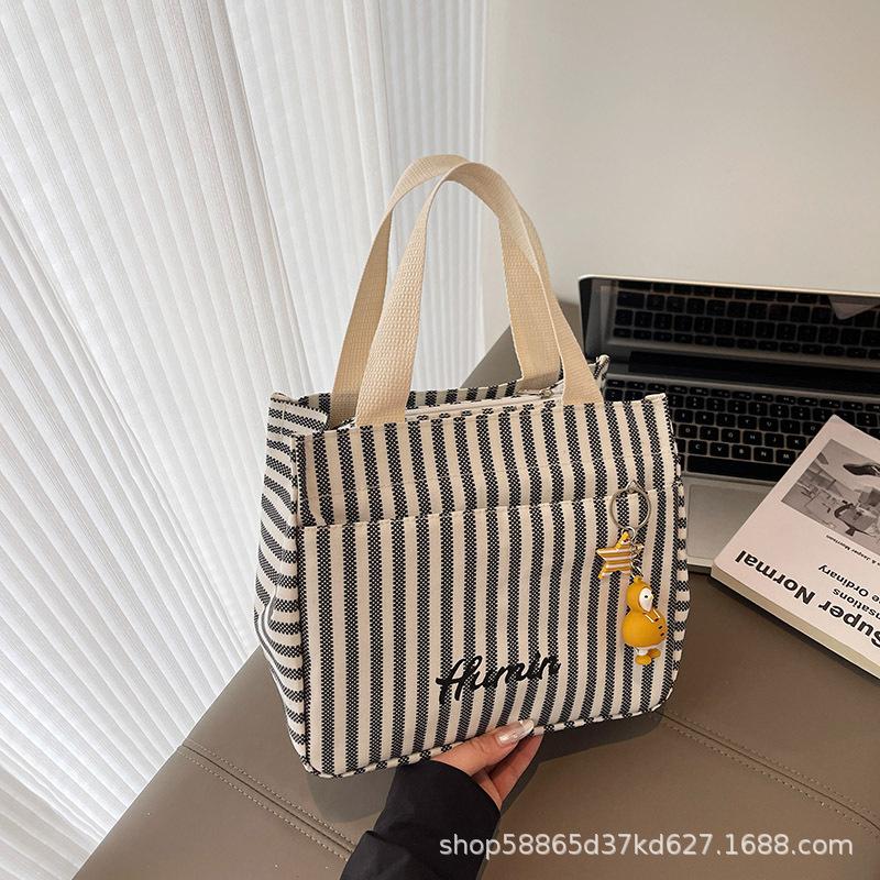 Large capacity canvas bag women s 2026 new versatile striped shoulder bag student commuting tote bag for commuting to class No accessories
Large capacity canvas bag women s 2026 new versatile striped shoulder bag student commuting tote bag for commuting to class No accessories