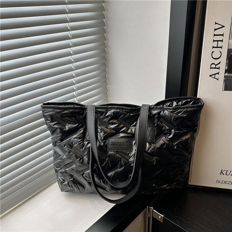 Simple solid color texture fashionable cotton clothes big bag women s bag autumn new commuter shoulder armpit bag чёрный
Simple solid color texture fashionable cotton clothes big bag women s bag autumn new commuter shoulder armpit bag чёрный