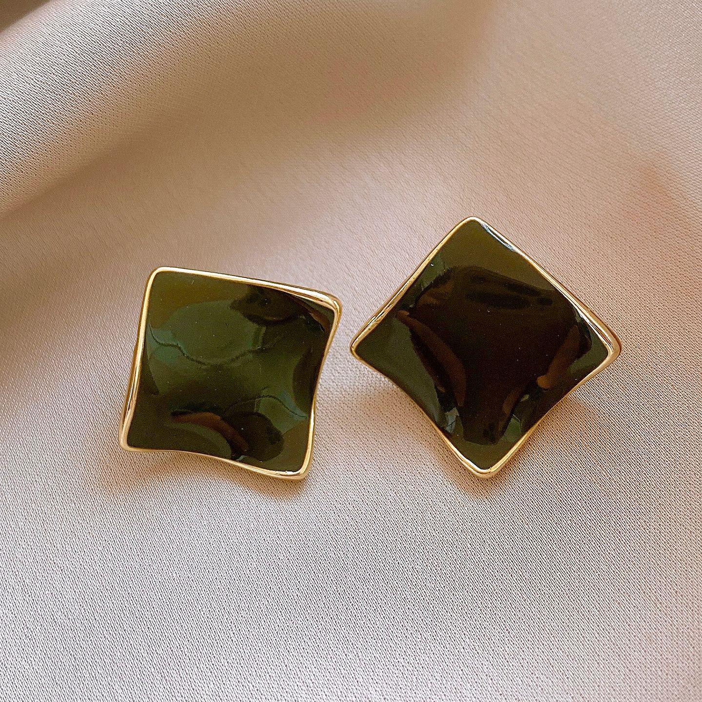 European and American green oil dripping geometric round earrings light luxury stud earrings exaggerated earrings women
European and American green oil dripping geometric round earrings light luxury stud earrings exaggerated earrings women