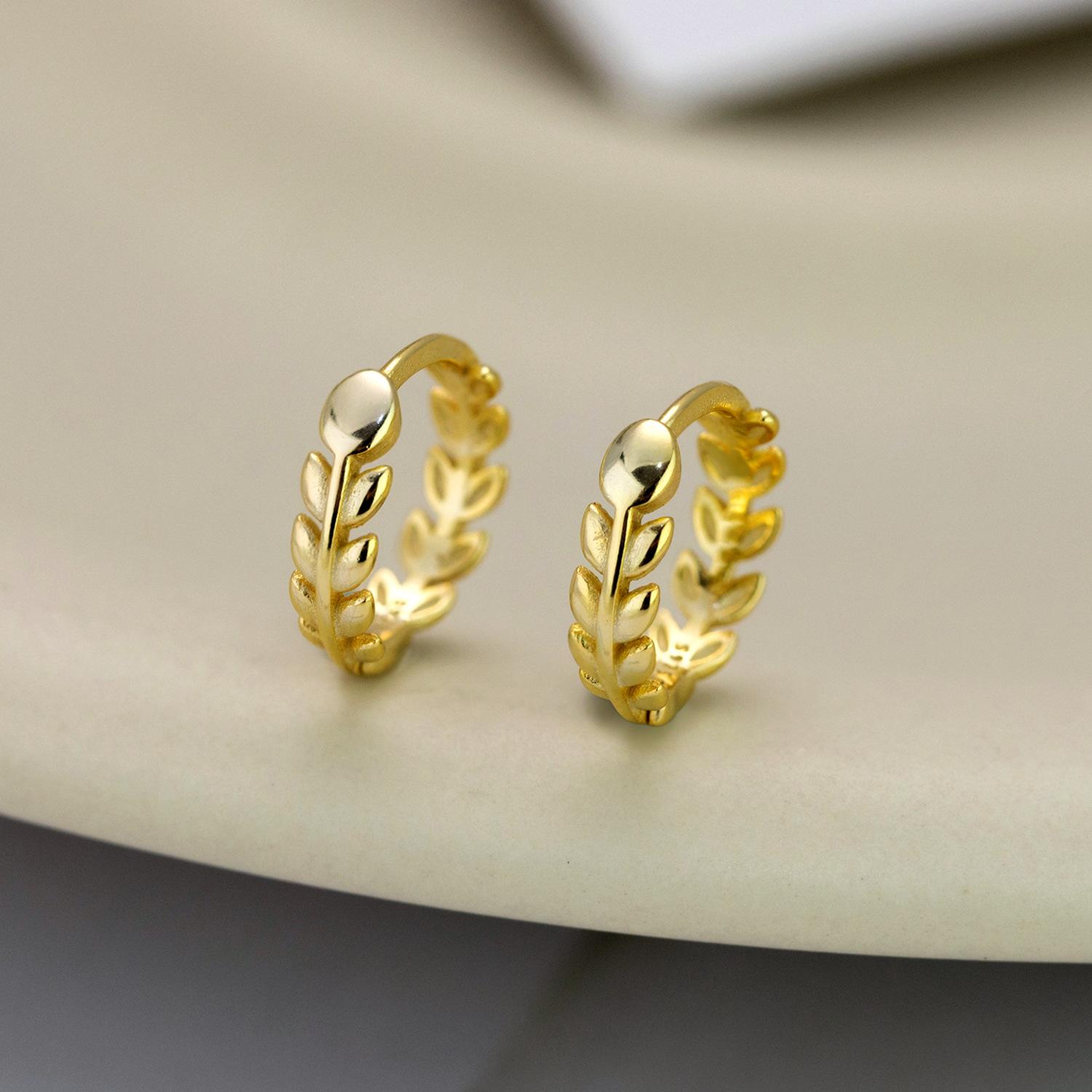 925 Sterling Silver Golden Olive Leaf Hoop Earrings for Women, Dainty Minimalist Plant-inspired Huggie Earrings, Fine Jewelry золотий
925 Sterling Silver Golden Olive Leaf Hoop Earrings for Women, Dainty Minimalist Plant-inspired Huggie Earrings, Fine Jewelry золотий