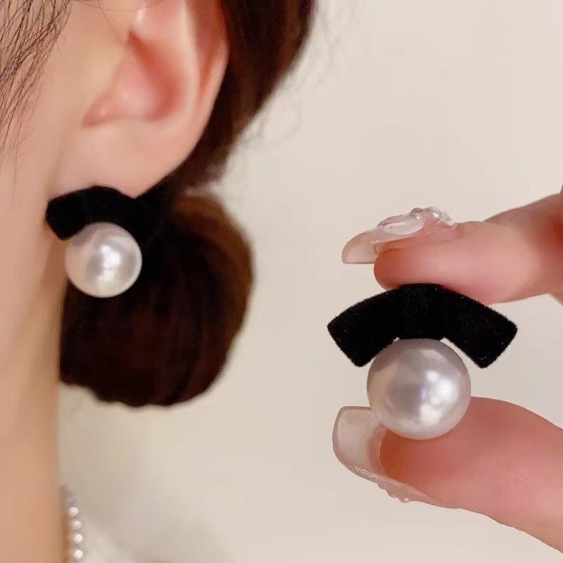 Vintage Flocking Earrings Charm Geometric Bowknot Stud Earrings for Women Girls Fashion Unusual Zircon Ear Accessories
Vintage Flocking Earrings Charm Geometric Bowknot Stud Earrings for Women Girls Fashion Unusual Zircon Ear Accessories