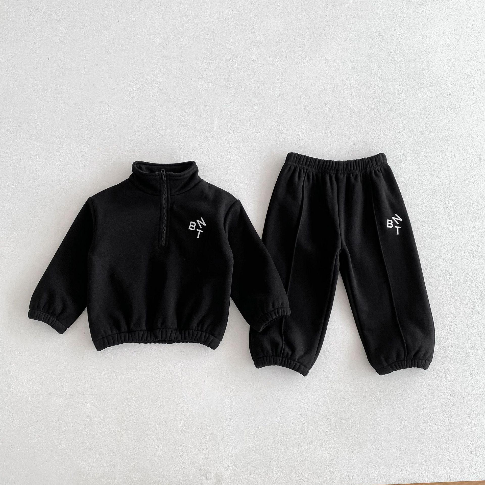 2025 Winter Korean Style Kids Fleece-Lined Outfit: Mid-High Neck Lettered Two-Piece Set for Ages 1-8 90 чорний
2025 Winter Korean Style Kids Fleece-Lined Outfit: Mid-High Neck Lettered Two-Piece Set for Ages 1-8 90 чорний