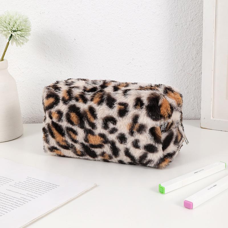 1pcs Large Capacity Portable Leopard Print Pencil Bags Fashion Plush Travel Storage Bag Creative Muitl-function Stationery Box
1pcs Large Capacity Portable Leopard Print Pencil Bags Fashion Plush Travel Storage Bag Creative Muitl-function Stationery Box