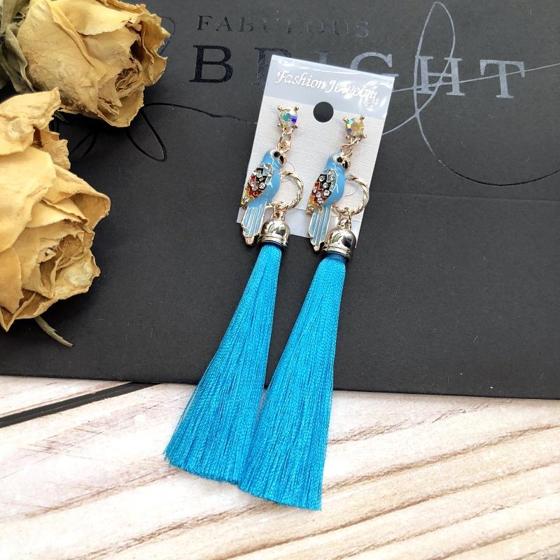 Ретро серьги-пусеты с длинной бахромой из цветных бриллиантов в виде попугаев, женственные, универсальные, в этническом стиле, модные серьги, свадебные аксессуары небесно-голубой
Ретро серьги-пусеты с длинной бахромой из цветных бриллиантов в виде попугаев, женственные, универсальные, в этническом стиле, модные серьги, свадебные аксессуары небесно-голубой