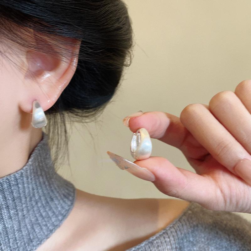 Matte brushed matte oval plain ring earrings women s ins niche design high-end stud earrings versatile temperament earrings
Matte brushed matte oval plain ring earrings women s ins niche design high-end stud earrings versatile temperament earrings