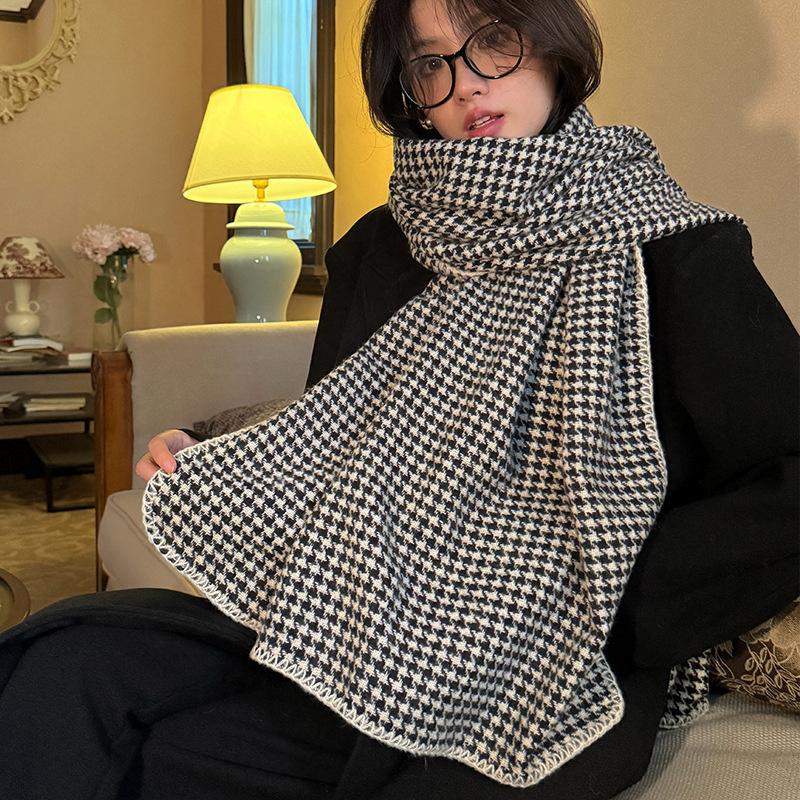 British Classic Warm Houndstooth Scarf for Women in Winter High End Double-sided Warm Scarf for Winter Wear Large Shawl 200*70cm
British Classic Warm Houndstooth Scarf for Women in Winter High End Double-sided Warm Scarf for Winter Wear Large Shawl 200*70cm