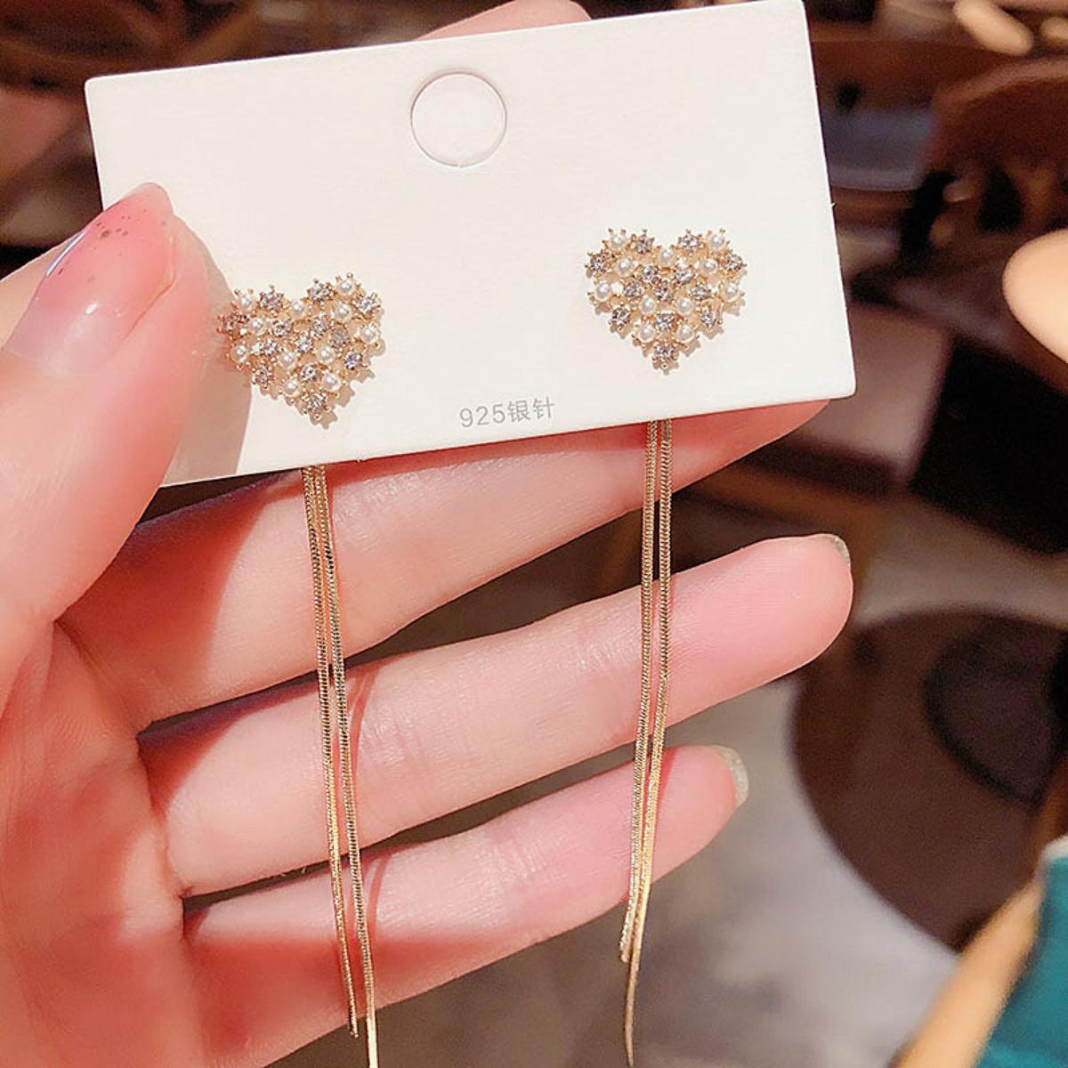 Exquisite Shiny Zircon Imitation Pearl Heart Drop Earrings For Women Men Cute Heart Glossy Chain Tassel Hanging Earring Jewelry
Exquisite Shiny Zircon Imitation Pearl Heart Drop Earrings For Women Men Cute Heart Glossy Chain Tassel Hanging Earring Jewelry