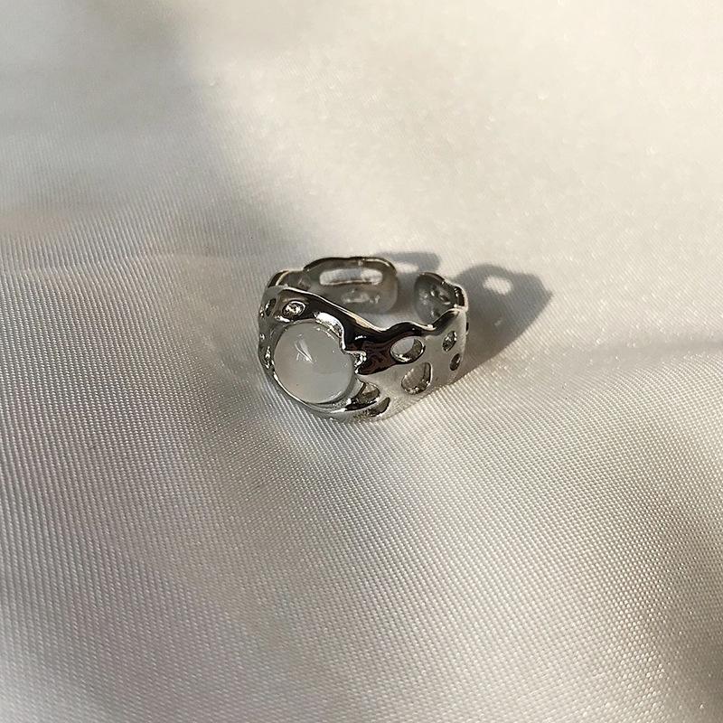 Niche Design, Cold Style, High-End Sense Of Diamonds, Zirconia Opening, Simple Moonstone, Index Finger Ring, Women Adjustable opening
Niche Design, Cold Style, High-End Sense Of Diamonds, Zirconia Opening, Simple Moonstone, Index Finger Ring, Women Adjustable opening