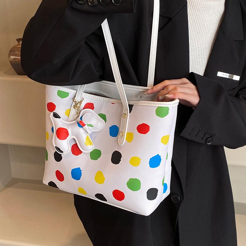Bag women s new popular large-capacity tote bag contrasting color versatile autumn and winter shoulder class bag No specification чёрный
Bag women s new popular large-capacity tote bag contrasting color versatile autumn and winter shoulder class bag No specification чёрный