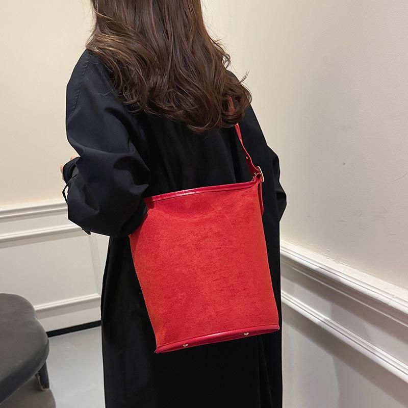 2025 Новая Мода Универсальная Замшевая Осенне-Зимняя Дизайн Ведро Сумка для Поездок Ручная На Плечо Под Мышку Тренд 23*18*31 красный
2025 Новая Мода Универсальная Замшевая Осенне-Зимняя Дизайн Ведро Сумка для Поездок Ручная На Плечо Под Мышку Тренд 23*18*31 красный