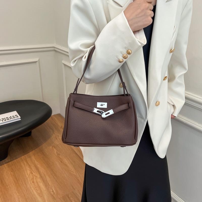 Fashion small square bag, high-end sense, simple and versatile shoulder bag 2025 niche design messenger bag
Fashion small square bag, high-end sense, simple and versatile shoulder bag 2025 niche design messenger bag