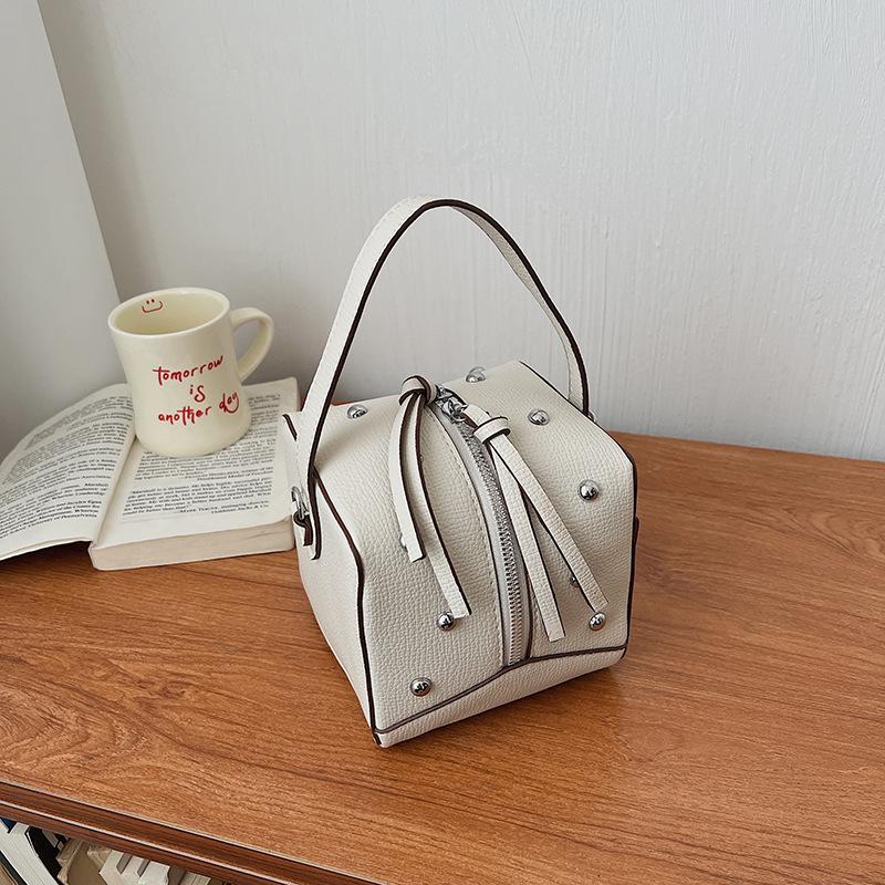 Trendy Women s Handbags Stylish Sophisticated Studded Box Bag High-quality Pu Versatile Shoulder Crossbody Bag New Women Clutch белый
Trendy Women s Handbags Stylish Sophisticated Studded Box Bag High-quality Pu Versatile Shoulder Crossbody Bag New Women Clutch белый