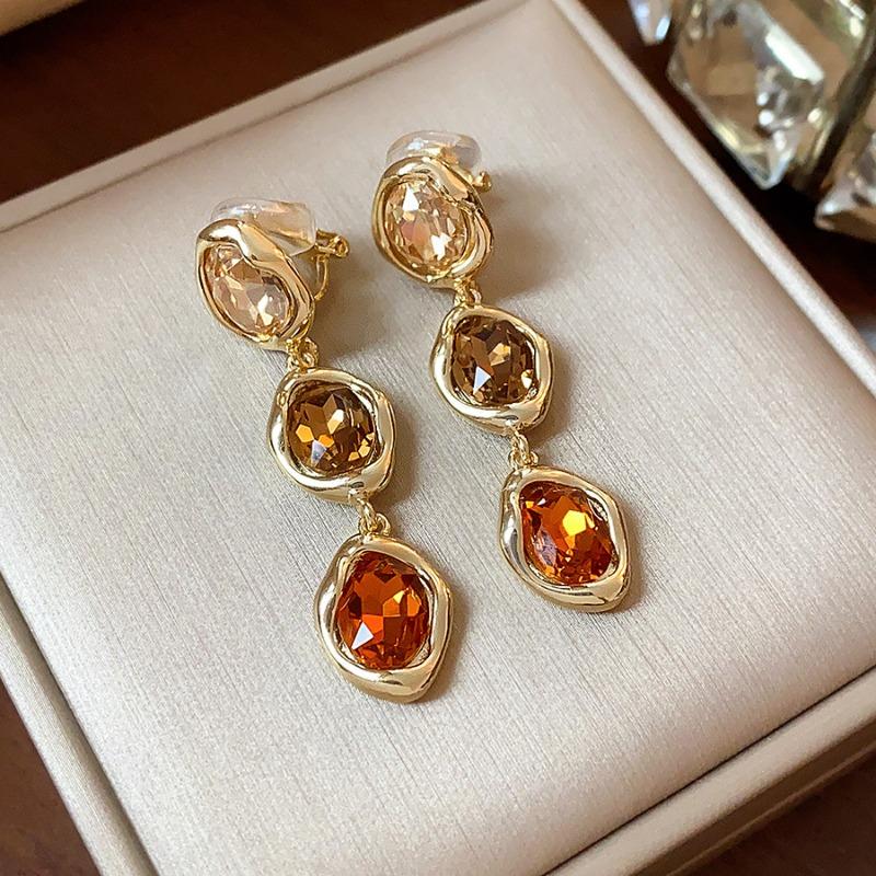 K real gold electroplated diamond-set oval ear clips women s antique earrings without ear piercings light luxury high-end exquisite earrings
K real gold electroplated diamond-set oval ear clips women s antique earrings without ear piercings light luxury high-end exquisite earrings