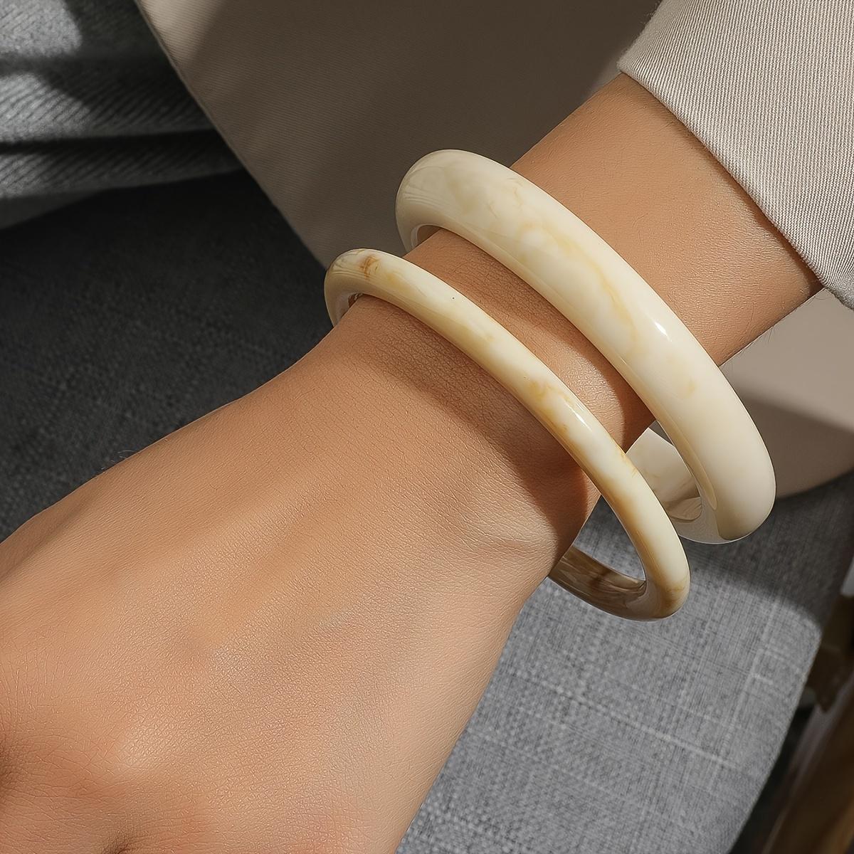 Комплект из 2 предметов, браслеты из смолы цвета слоновой кости, винтажный и минималистский стиль, размер 6,3 см/2,48 дюйма и 6,2 см/2,44 дюйма, женский аксессуар для отпуска и музыкальных фестивалей, слоновая кость 
Комплект из 2 предметов, браслеты из смолы цвета слоновой кости, винтажный и минималистский стиль, размер 6,3 см/2,48 дюйма и 6,2 см/2,44 дюйма, женский аксессуар для отпуска и музыкальных фестивалей, слоновая кость