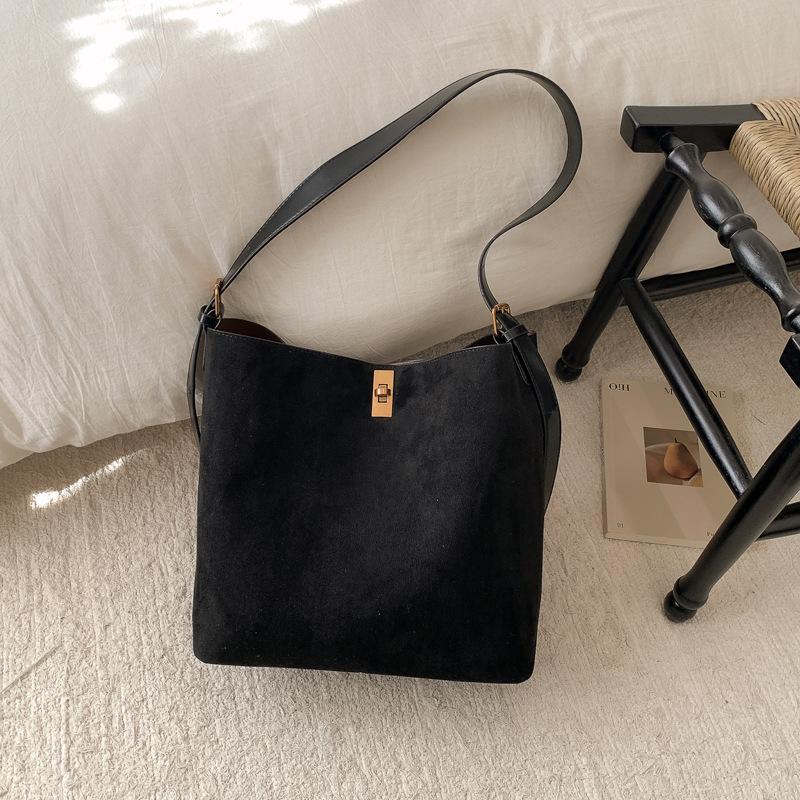 Casual shoulder bucket bag fashionable simple retro large-capacity bag women s 2025 new commuter versatile messenger bag 29*13*29 чёрный
Casual shoulder bucket bag fashionable simple retro large-capacity bag women s 2025 new commuter versatile messenger bag 29*13*29 чёрный