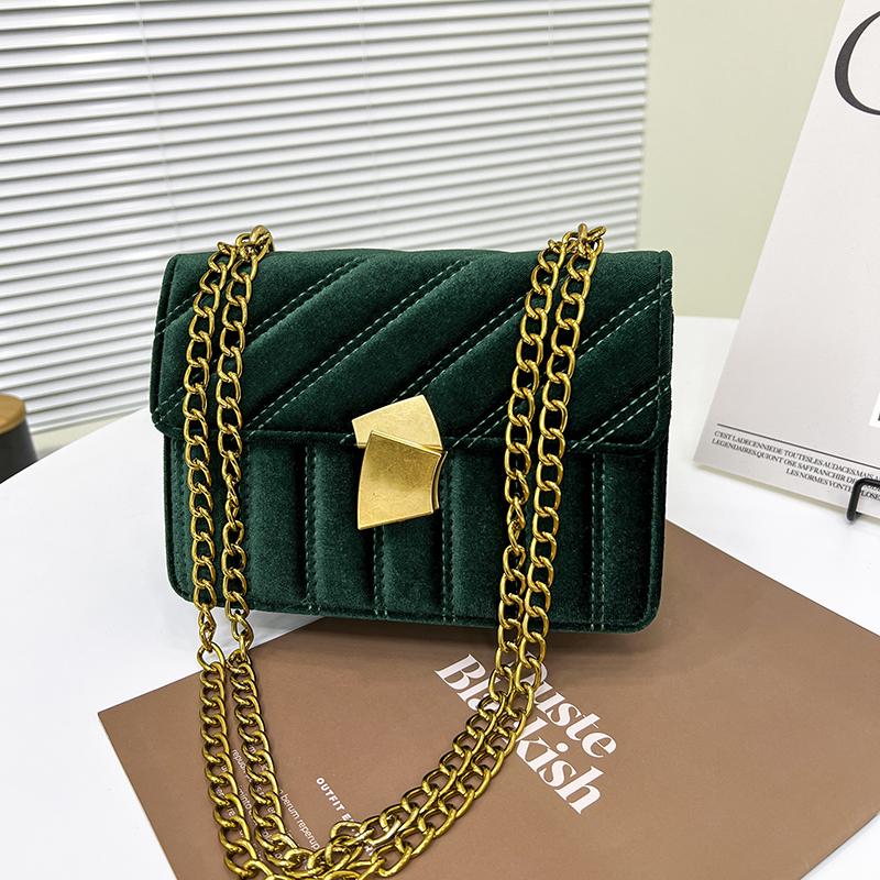 Новые женские сумки через плечо, маленькие квадратные бархатные мягкие сумки с пряжкой-цепочкой, повседневные сумки-мессенджеры через плечо
Новые женские сумки через плечо, маленькие квадратные бархатные мягкие сумки с пряжкой-цепочкой, повседневные сумки-мессенджеры через плечо