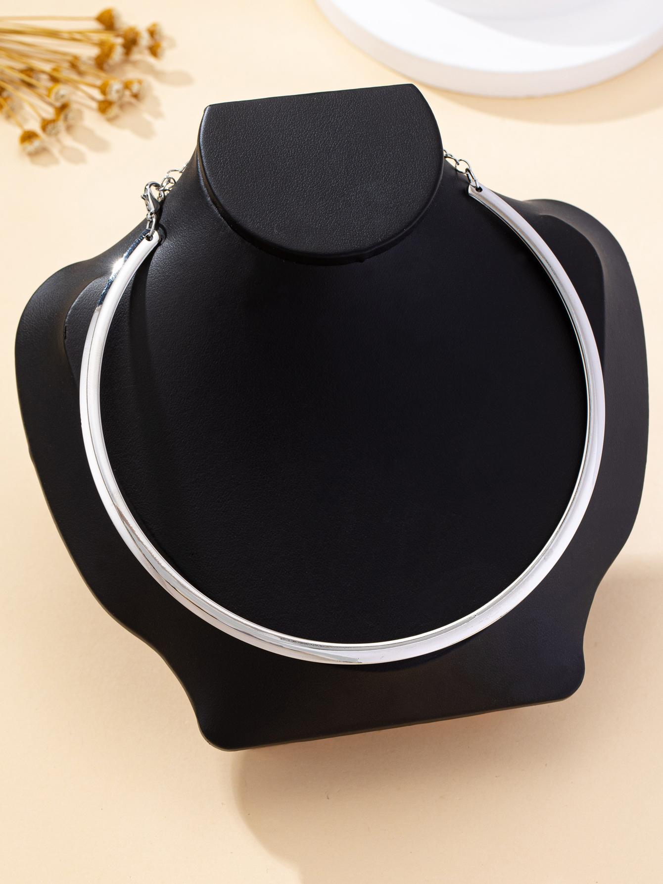A Fashionable Women s Choker, a Simple and Elegant Smooth Metal Choker Necklace Suitable for Daily Wear, Vacations, and Gift-Giving
A Fashionable Women s Choker, a Simple and Elegant Smooth Metal Choker Necklace Suitable for Daily Wear, Vacations, and Gift-Giving