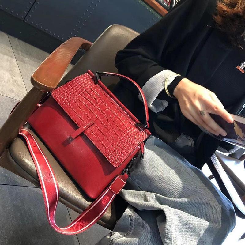 New Fashion Crocodile Pattern Leather Handbag, One Shoulder Shell Bag, Versatile Women s Bag, Retro Cowhide Crossbody Bag бордовий
New Fashion Crocodile Pattern Leather Handbag, One Shoulder Shell Bag, Versatile Women s Bag, Retro Cowhide Crossbody Bag бордовий