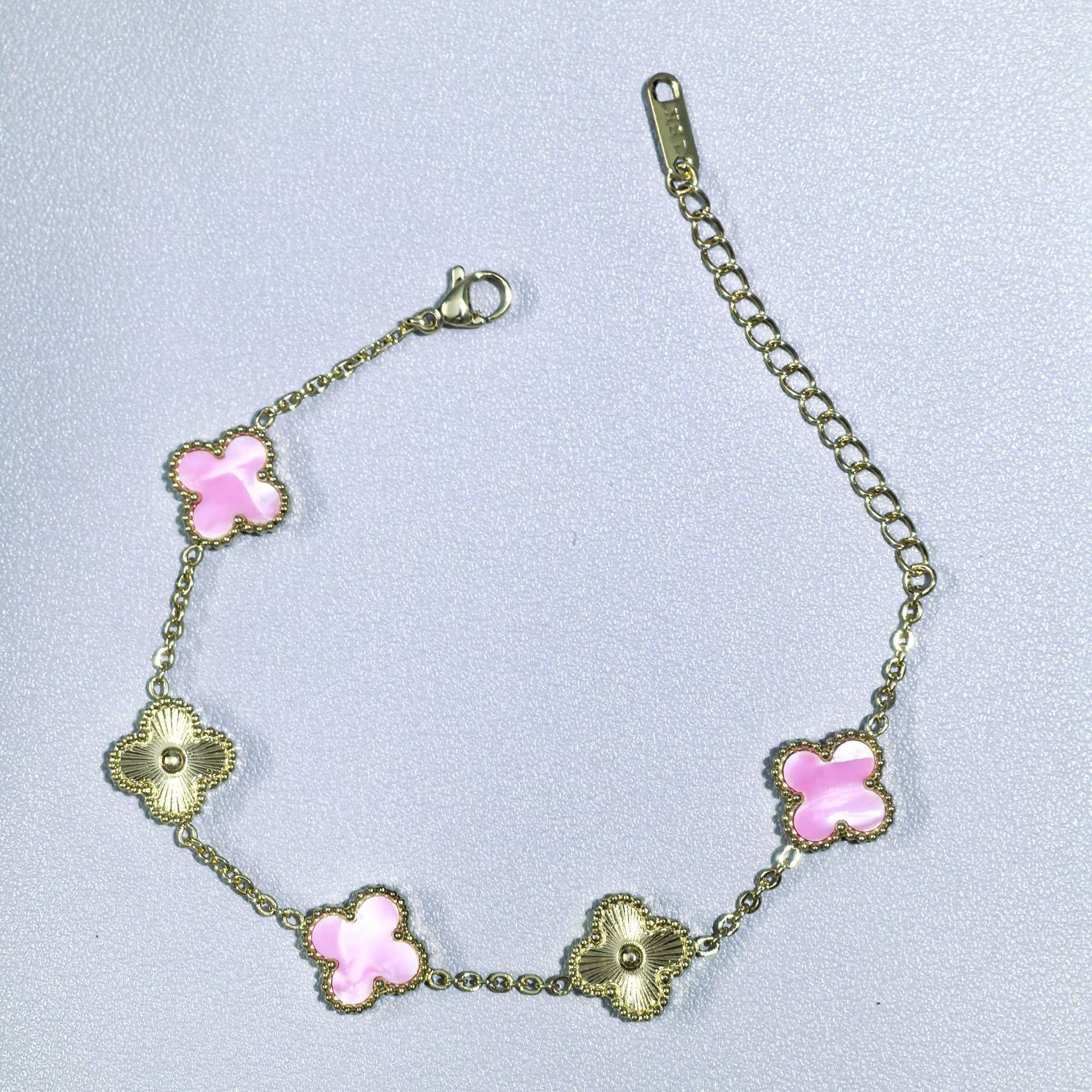 Классическая модель 13 мм Браслет с лазерной гравировкой «Четырехлистный клевер» Женский Легкая роскошь Ручные украшения Титановая сталь Не теряет цвет Браслет