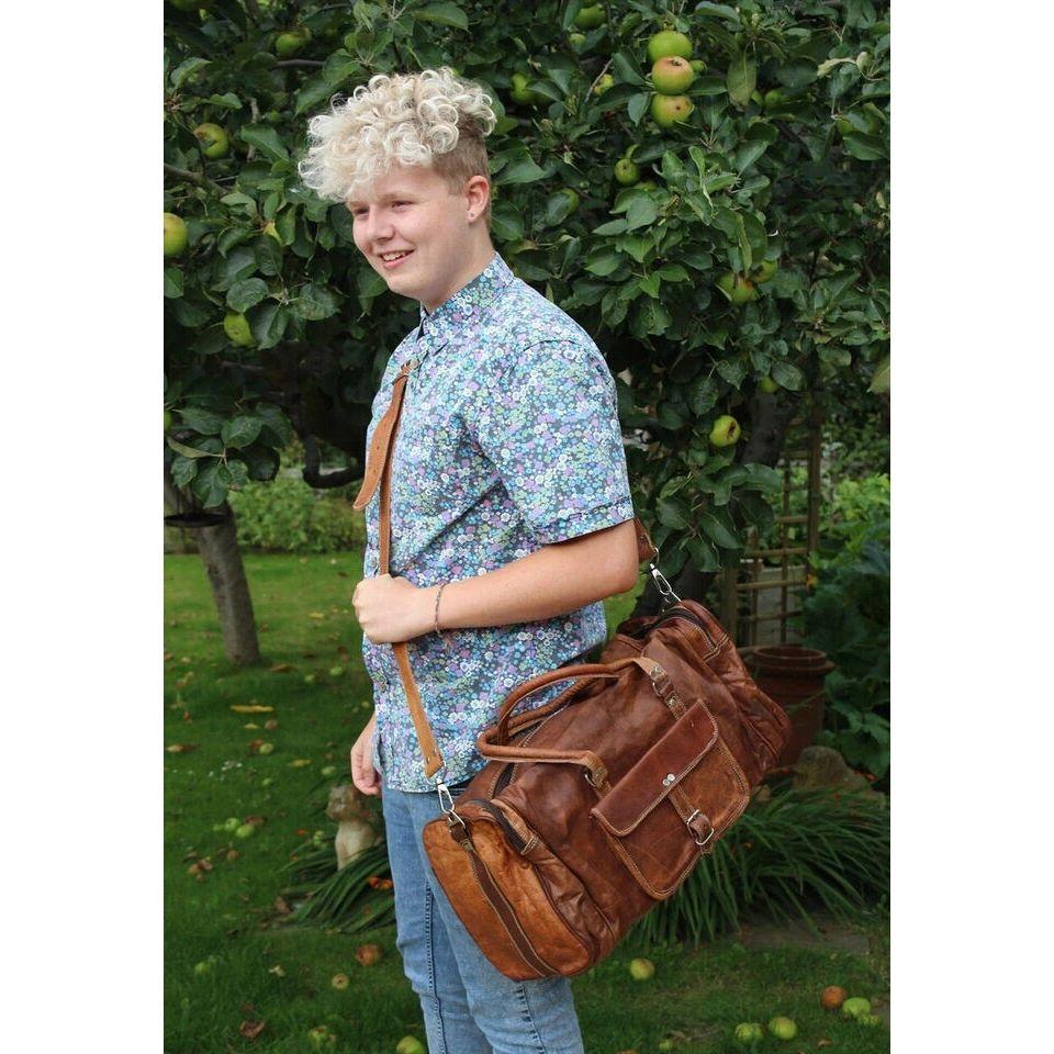 Новая кожаная дорожная мужская дорожная сумка для спортзала, винтажная подлинная сумка для выходных на ночь 20 x 10 x 11 in
Новая кожаная дорожная мужская дорожная сумка для спортзала, винтажная подлинная сумка для выходных на ночь 20 x 10 x 11 in