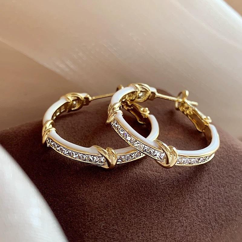 New white zircon earrings French retro light luxury high-end earrings niche temperament fashionable versatile earrings women
New white zircon earrings French retro light luxury high-end earrings niche temperament fashionable versatile earrings women