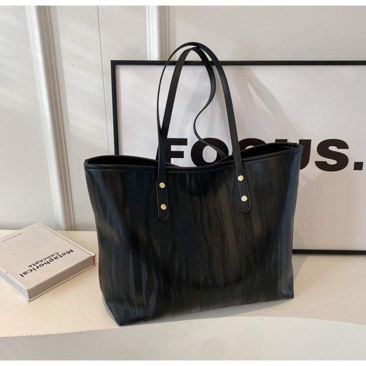 Простая и модная сумка-тоут, ощущение высокого класса, женская сумка из ПУ большой вместимости, корейская версия, сумка через плечо для通勤, красный свадебный клатч в иностранном стиле
Простая и модная сумка-тоут, ощущение высокого класса, женская сумка из ПУ большой вместимости, корейская версия, сумка через плечо для通勤, красный свадебный клатч в иностранном стиле