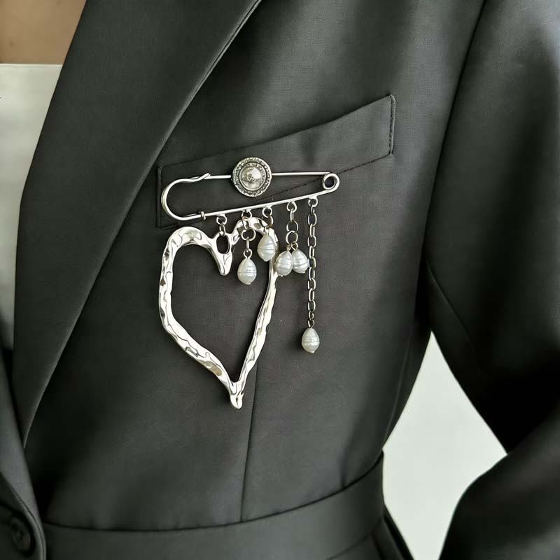 Punk Hollow Large Heart-Shaped Brooch for Women Vintage Pearl Tassel Chain Ankle Pant Pin Multi-Functional Jewelry Gifts
Punk Hollow Large Heart-Shaped Brooch for Women Vintage Pearl Tassel Chain Ankle Pant Pin Multi-Functional Jewelry Gifts