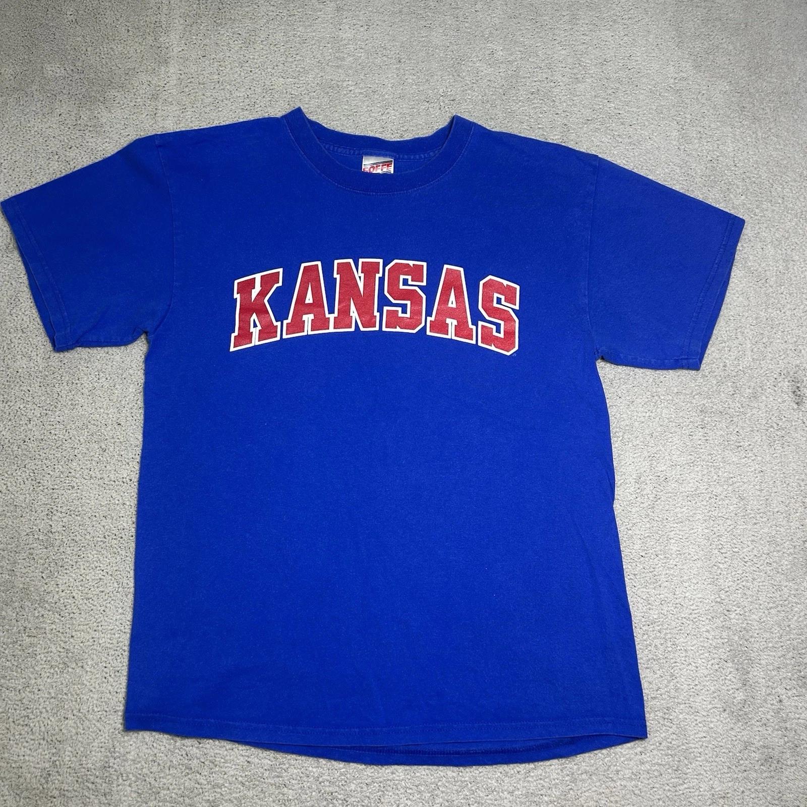 Vintage Soffe T Shirt Adult Medium Kansas Spell out Graphic Print Short Sleeve 4XL
Vintage Soffe T Shirt Adult Medium Kansas Spell out Graphic Print Short Sleeve 4XL