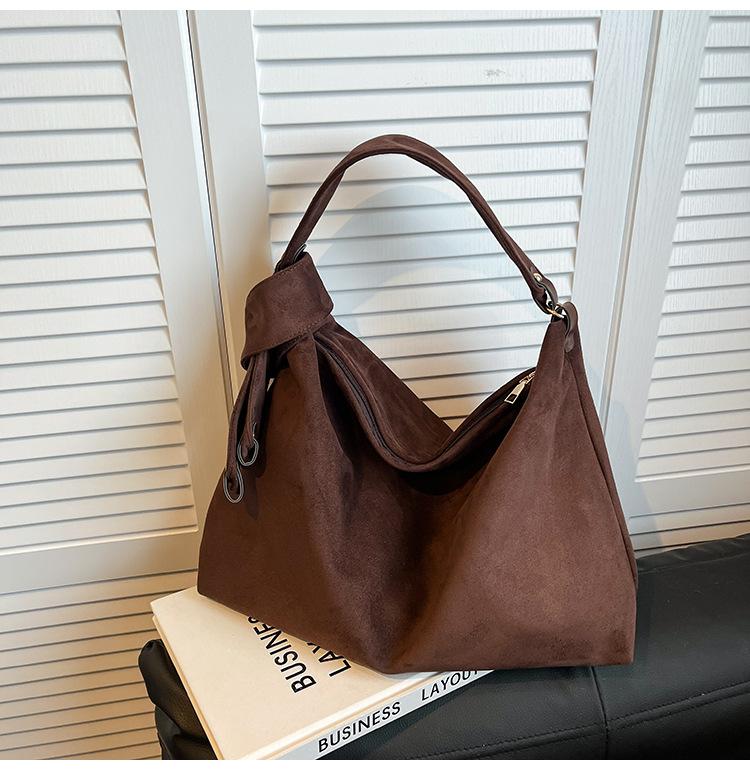 Замшевая сумка женская большой вместимости 2025 новая осенне-зимняя повседневная на плечо сумка-мессенджер премиальная сумка-пельмень
Замшевая сумка женская большой вместимости 2025 новая осенне-зимняя повседневная на плечо сумка-мессенджер премиальная сумка-пельмень