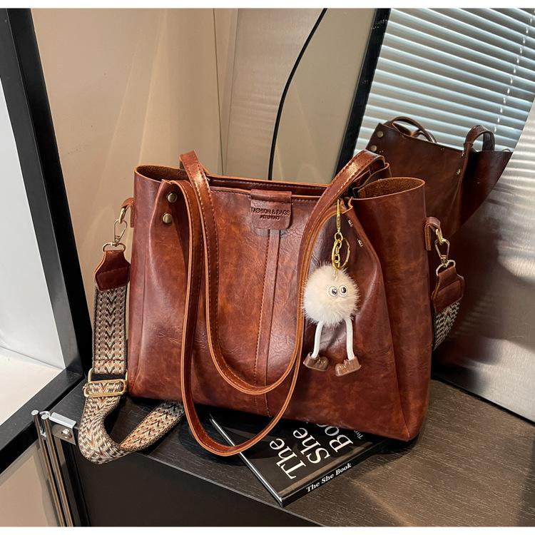 Retro fashion pleated large-capacity bag women s 2025 new autumn and winter commuter shoulder messenger tote bag big bag bare bag коричневый
Retro fashion pleated large-capacity bag women s 2025 new autumn and winter commuter shoulder messenger tote bag big bag bare bag коричневый